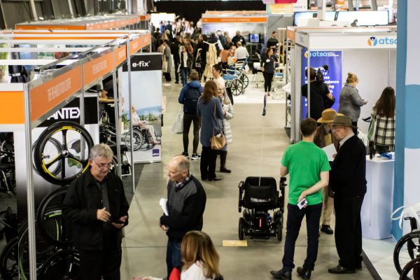 An aerial photo of a gallery of visitors speaking with exhibitors on the ATSA expo floor